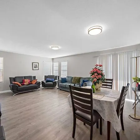 Cozy, Dedicated Workspace, Fast Wi-Fi Apartment